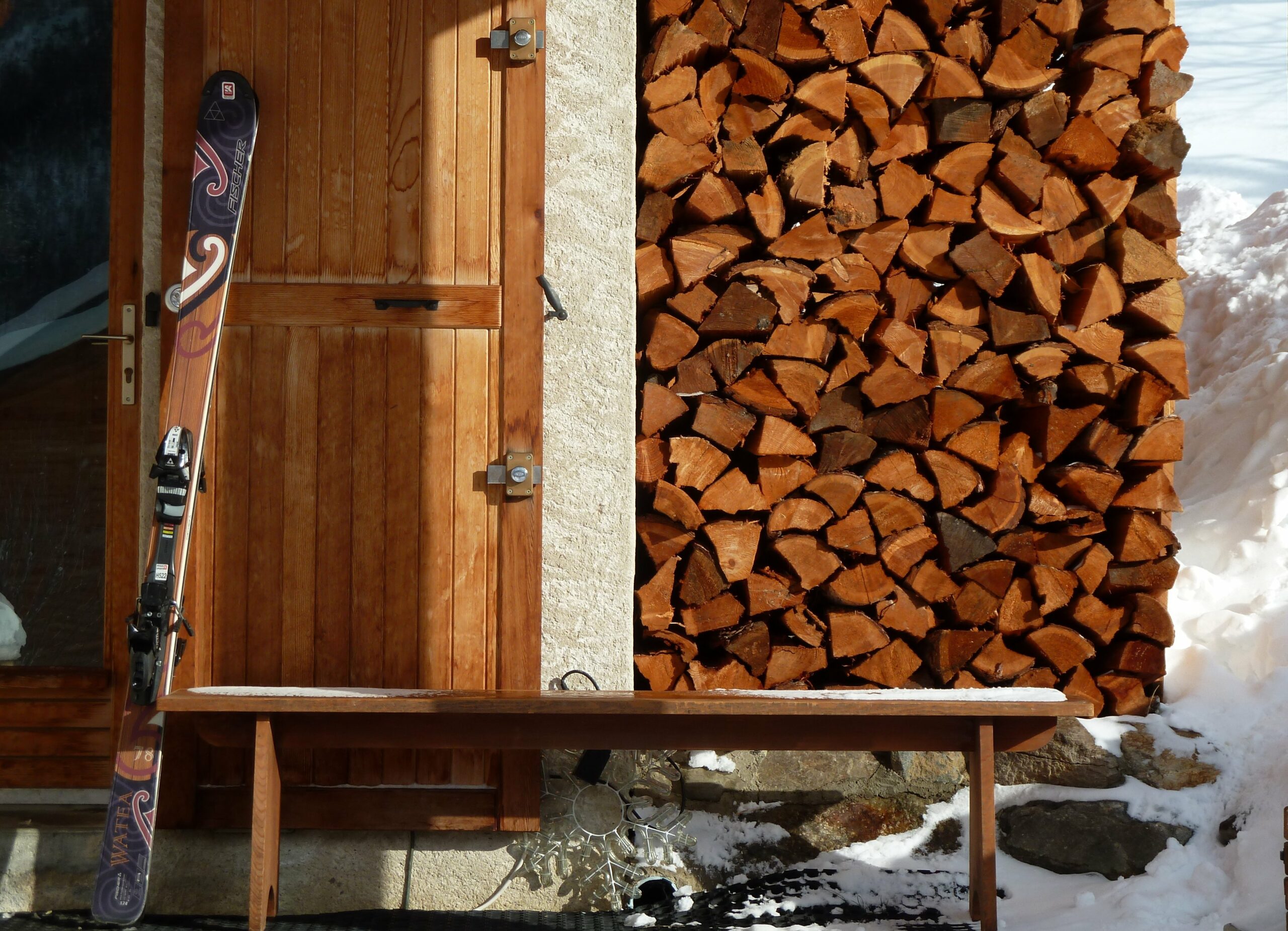 L'entrée à ski et le coin bois
