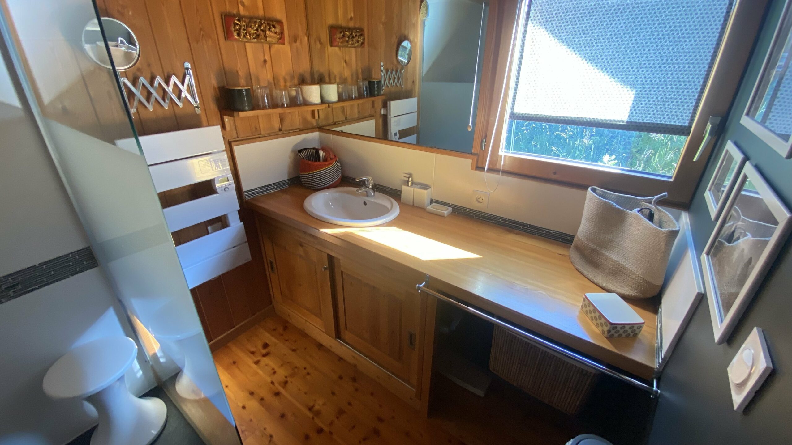Une salle de douche à l'étage