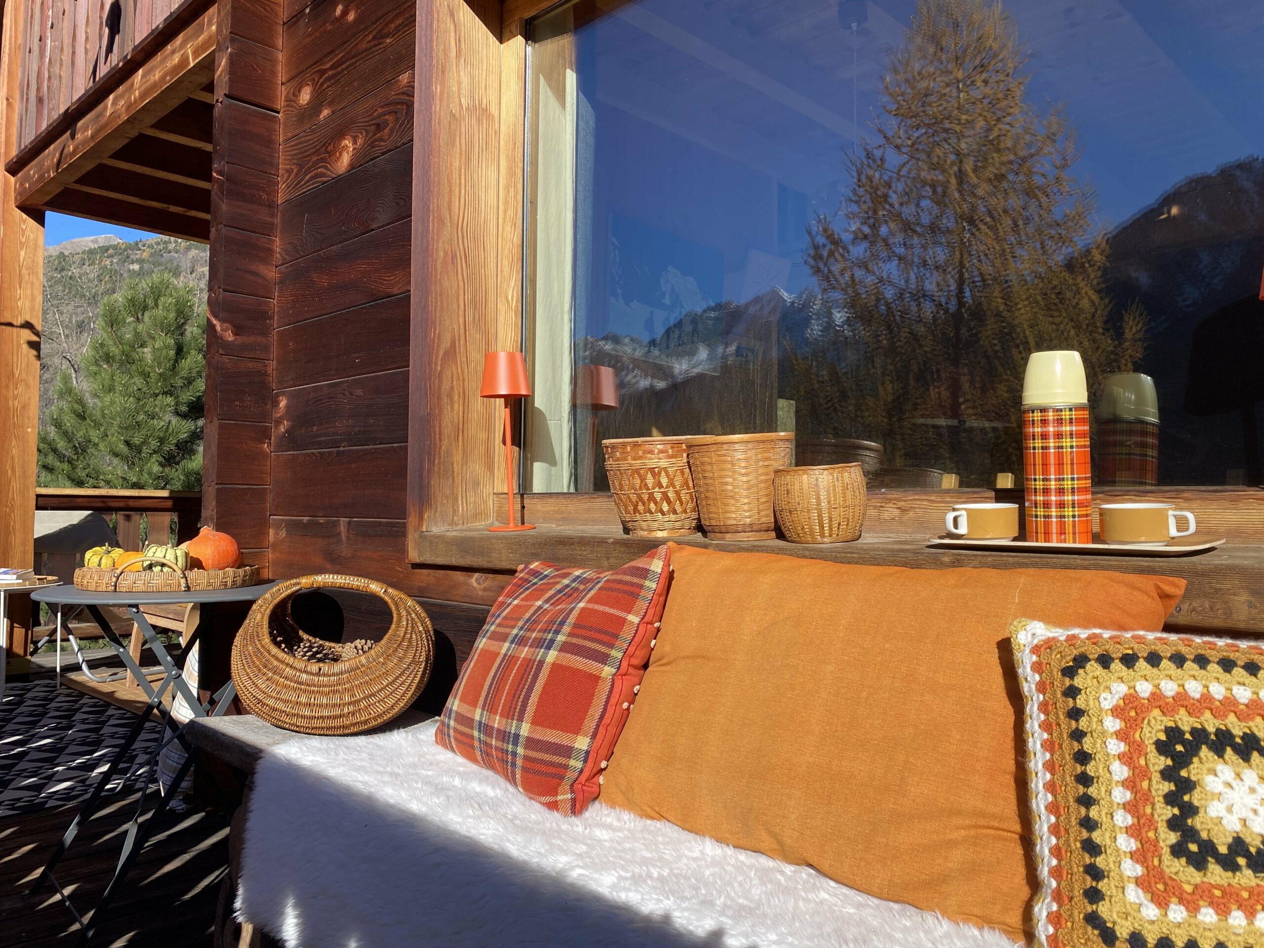 Balcon sud-ouest: Equipé d'une large banquette pour prendre le café au soleil.