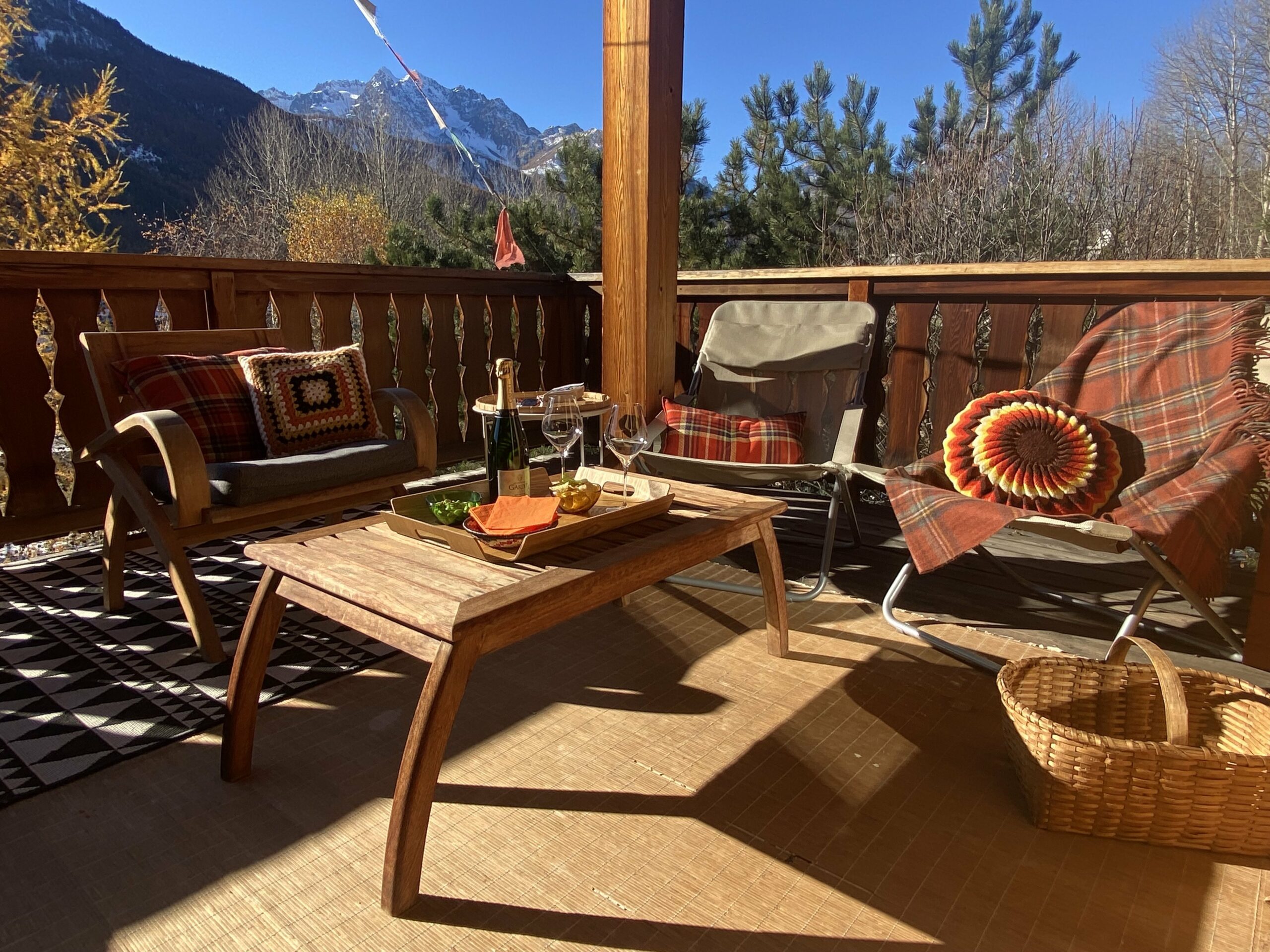 Terrasse Ouest avec vue sur le massif des Agneaux
