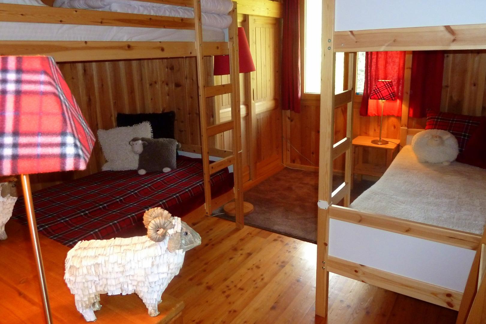 Chambre "Bergerie". Quatre lits superposés de 90X200cm.