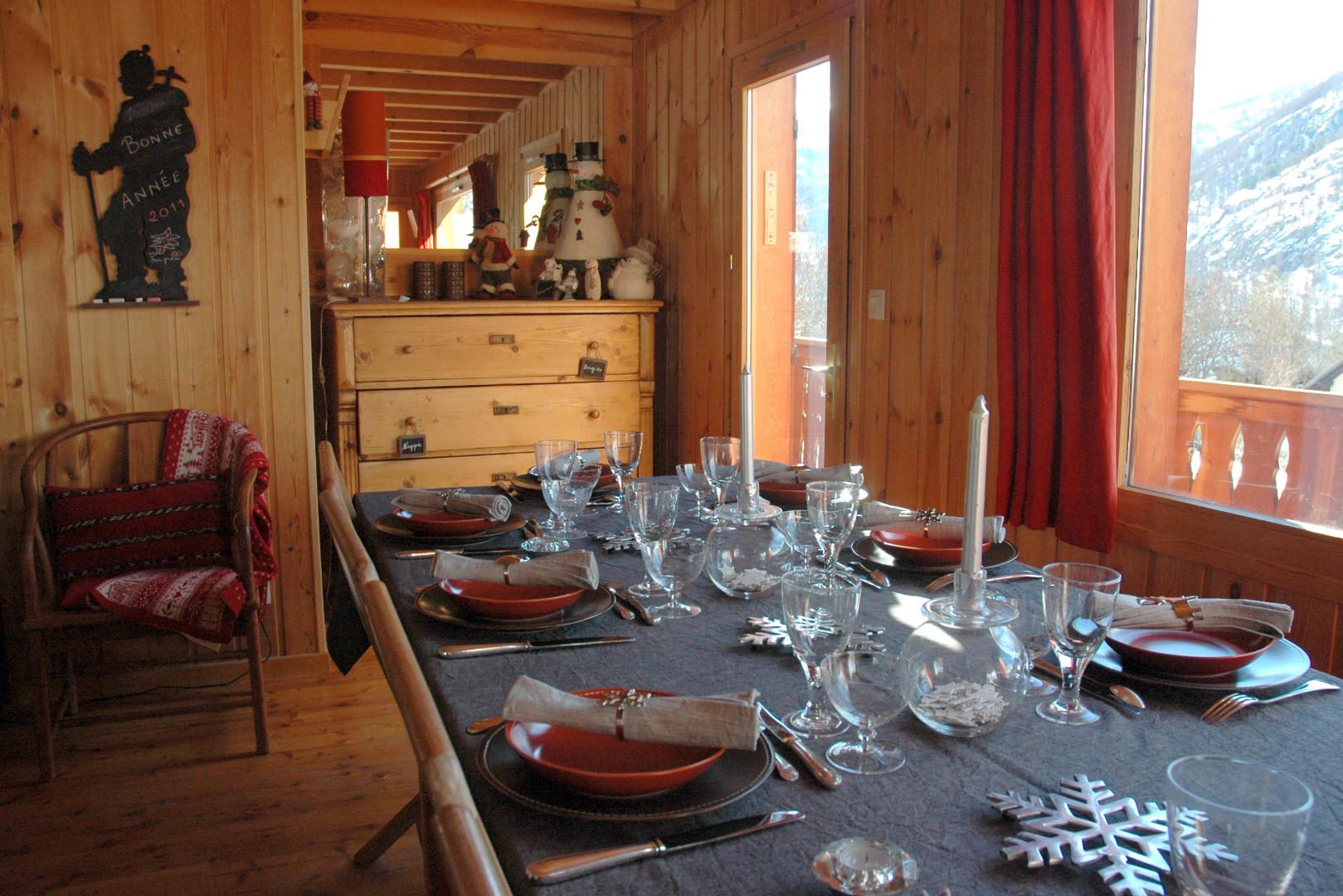 La salle à manger. Une belle table et un bon diner en perspective.