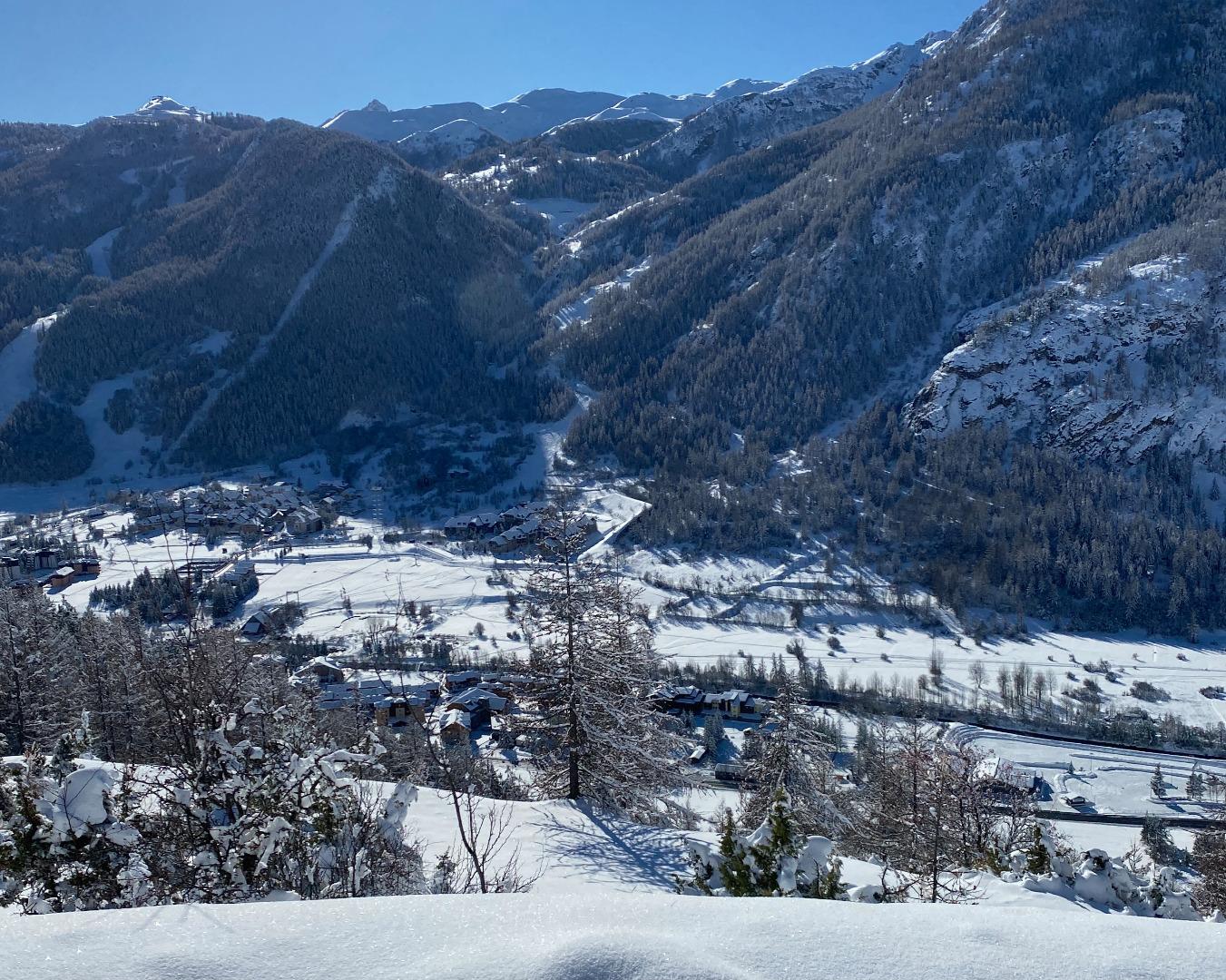 La station de Villeneuve. Vue prise 100 mètres au dessus du chalet.
